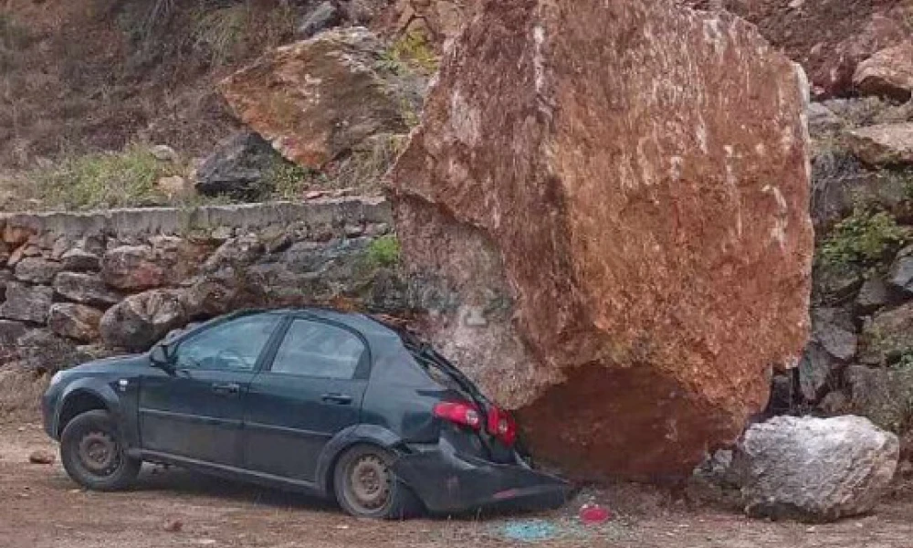 Λαμία: Βράχος καταπλάκωσε και «έλιωσε» αυτοκίνητο σε Μοναστήρι